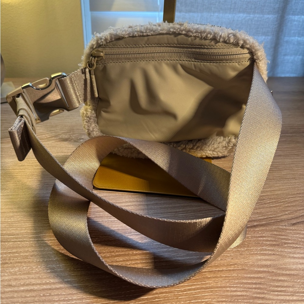 EUC lululemon Everywhere Belt Bag 1L Plush Fleece - Picture 5 of 7